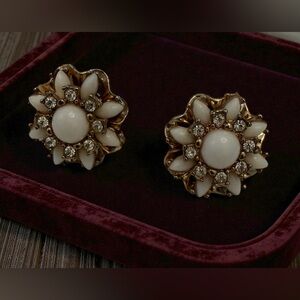 Vintage Elegant Gold Tone & White Floral Stud Earrings